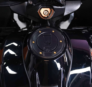 Bouchon de réservoir de carburant Chiefdom SS en alliage de titane avec vis noircies pour HD Street Glide 121 CVO Pan America - Product Image 3