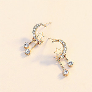 Orecchini a perno con nappa a forma di luna e stella per donna, con accenti in cristallo, eleganti accessori per l'uso quotidiano - Product Image 4