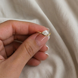 Anillo de banda curva con diamante cultivado en laboratorio de 1.00 CT, corte pera, oro amarillo de 14K, certificado IGI, joyería de compromiso nupcial de moda - Product Image 1