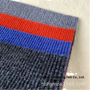 Tapis en <span class=keywords><strong>tissu</strong></span> de brocart gris rouge fileté avec feutre à poils épaissis pour halls d'exposition automobile avec finition brossée - Product Image 2