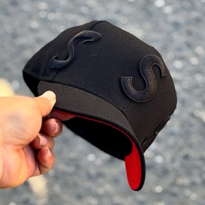 Gorra Ajustada con Logo 'S' Negra, Visera Curva, Forro Rojo, Bicolor, 6 Paneles, Parte Trasera Cerrada, Copa Alta, Estilo Béisbol, Unisex, Personalizable, Venta al por Mayor - Product Image 1