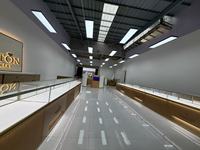 Vitrine de présentation de bijoux en acier inoxydable de luxe sur mesure avec éclairage LED, verre trempé, étanche et écologique pour magasins de détail
