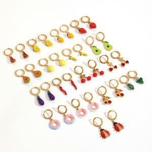 <span class=keywords><strong>Pendientes</strong></span> colgantes de <span class=keywords><strong>aro</strong></span> de tono dorado con forma de <span class=keywords><strong>mango</strong></span> recubierto de esmalte vibrante juguetón para vibraciones de verano - Product Image 3