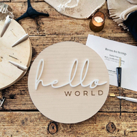 Plaque ronde en bois de tilleul gravée de 10 cm, écologique, avec nom de bébé et accessoire photo « Hello World » pour nouveau-né, idéale pour la décoration de fêtes et comme cadeau