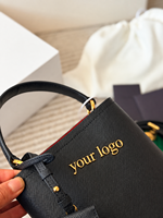 Tas Tangan Wanita Mewah Model Bucket Kulit Bertekstur Hitam, Tas Selempang Bahu dengan Pegangan Atas, Aksesoris Emas, Logo Custom