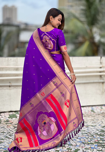 Saree de seda Paithani púrpura con intrincados MOTIVOS DE Dios Mahalaxmi tejidos Zari y bordes elegantes para un aspecto divino y real - Product Image 2