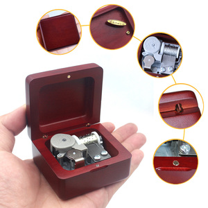 Boîte à musique en bois rouge vin, vente en gros, jeu de film, populaire, baiser la pluie, mélodie, musique, cadeau de Marketing créatif - Product Image 2