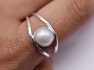 Anillo de Plata de Ley 925 con Baño de Rodio y Perla Natural de Agua Dulce con Corte Princesa para Bodas y Fiestas - Product Image 6