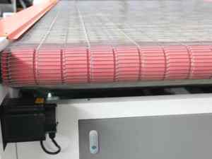 Machine de dé<span class=keywords><strong>coupe</strong></span> laser CO2 pour tissu 1630 avec alimentation automatique, découpeuse laser CNC pour vêtements - Product Image 4