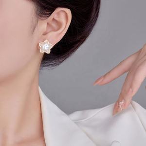 ต่างหูมุกประดับเพนทาแกรมเพชรซิคอนแบบฝังละเอียด ดีไซน์ทันสมัย หรูหราเบาๆ ชุบทองแดงเคลือบทอง สำหรับผู้หญิง ของขวัญสุดพิเศษที่สะท้อนบุคลิกภาพ - Product Image 5