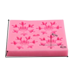 Moldes <span class=keywords><strong>de</strong></span> Silicona <span class=keywords><strong>para</strong></span> Decoración <span class=keywords><strong>de</strong></span> Pasteles y <span class=keywords><strong>Fondant</strong></span>, Diseño Cuadrado 3D, 4 Piezas del Mismo Tamaño y Diseño <span class=keywords><strong>de</strong></span> Copos <span class=keywords><strong>de</strong></span> <span class=keywords><strong>Nieve</strong></span> Clásicos - Product Image 2