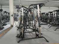 Rack de musculation multifonctionnel avec Smith Machine et Pec Fly pour salle de sport en immeuble d'appartements