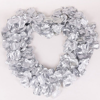 Vente en gros Fournitures de mariage Lot mixte de pétales de roses artificielles or argent à quatre feuilles Stock de fleurs décoratives jetées à la main