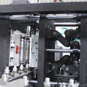 Machine de soufflage à 2 cavités 2L PET Servo 2200BPH 35KW Chauffage infrarouge 30 min de changement de moule Bouteille d'eau, de jus, d'huile Certifiée CE - Product Image 2