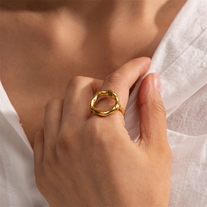 Anillo de Joyería Vintage, Delicado, Chapado en Oro Fino, Acero Inoxidable, Diseño de Flor Hueca, para Mujer - Product Image 5
