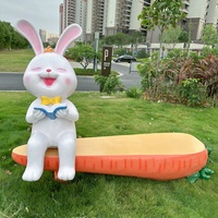 Sculpture fantaisiste de lapin et de carotte en fibre de verre peinte à la main pour usage extérieur/intérieur - Design animal moderne pour la décoration de jardins et de temples