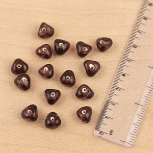 Perles en verre et en lampwork faites à la main en forme de baril triangulaire rouge vin cristallin pour la fabrication de bijoux (paquet de 12, 8,5x10,3mm) NGB-E78 - Product Image 3