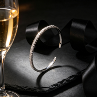 Bracelet ouvert minimaliste fin en argent avec une rangée de pierres CZ, accessoire de main formel pour demoiselle d'honneur, cadeau pour elle