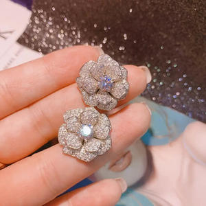 E4827 Orecchini in oro bianco con diamanti, taglio rotondo brillante, colore D, gioielli da sposa naturali di lusso da donna - Product Image 3