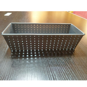 Bandeja de hornear rectangular perforada de acero al carbono de 27x13x19.5cm para pasteles y productos horneados, apta para lavavajillas. - Product Image 2