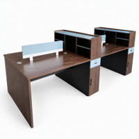 Bureau de travail avec finition grain de bois foncé, écrans d'intimité bleu clair, huche surélevée et tiroir verrouillable pour équipe de bureau