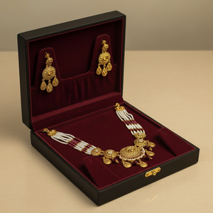 Ensemble de collier ras-de-cou traditionnel en argent perlé avec finition or antique, pendentifs en pierre rouge et boucles d'oreilles assorties - Product Image 3