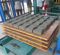 Briques creuses semi-automatiques QT4-24 de blocs de béton de ciment faisant la vibration de plate-forme de machine de bloc de verrouillage du Brésil