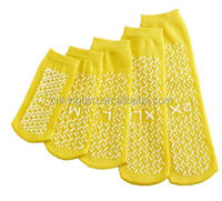 Chaussettes antidérapantes de couleur de taille de matériau personnalisée pour l'ensemble jaune de chaussettes antidérapantes de centre de soins de santé d'hôpital