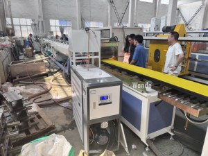 Ligne <span class=keywords><strong>de</strong></span> production <span class=keywords><strong>de</strong></span> machines d'extrusion <span class=keywords><strong>de</strong></span> panneaux <span class=keywords><strong>de</strong></span> pédales marines SJ90/33+ SJ65/33 PE - Product Image 1