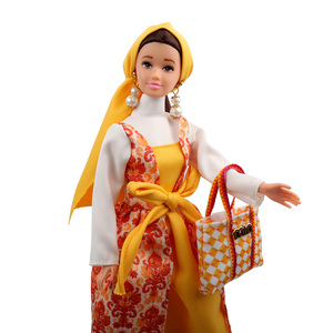 Traditionelle muslimische Puppe (29 cm) für Kinder mit klassischem langem Kleid, gelbem Schal und Tasche zu verkaufen. - Product Image 4