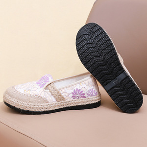 Chaussures plates en tissu de Pékin de style ethnique pour femmes, conception transfrontalière brodée, sans lacet léger pour l'automne pour les personnes d'âge moyen - Product Image 4