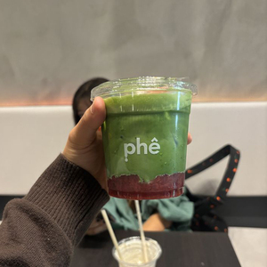 Gelas Plastik PET Sekali Pakai Transparan Diameter 98mm 18oz 500ml dengan Logo Kustom untuk Minuman Matcha Latte Kopi dan Minuman Dingin - Product Image 4