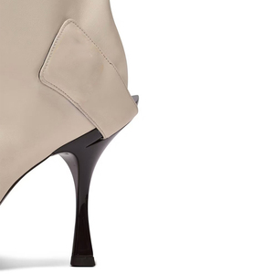 Botines de tacón alto para mujer con punta en pico, de media pantorrilla, de ajuste ancho, con corte en V en la parte superior y tacón alto. - Product Image 4