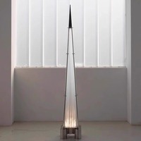 Lampe sur pied artistique haut de gamme moderne et minimaliste pour villa, avec éclairage LED pyramidal, en acier inoxydable et verre, commande par bouton, pour côté canapé, avec fonction lumière et abat-jour