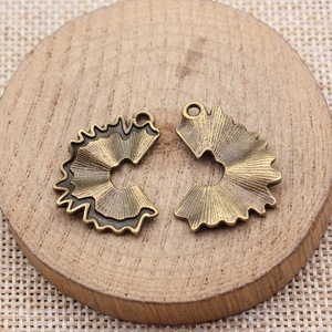 Abalorio de falda con volantes 26x19mm, de aleación de zinc en plata envejecida, con motivo de vestido festoneado y plisado, para joyería de danza flamenco - Product Image 5