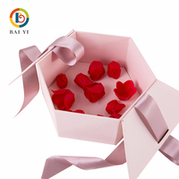 Coffret cadeau personnalisé exquis haut de gamme avec nœud papillon fleur rose Emballage hexagonal en carton pour chocolat avec gaufrage et stratification mate