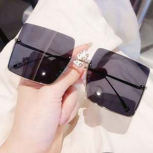 Gafas de Sol Cuadradas Extra Grandes de Media Montura para Mujer, de Aleación, con Degradado Negro y Azul, de Alta Calidad, Venta al por Mayor 2021 - Product Image 5