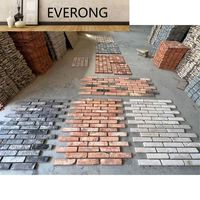 Carreaux de mosaïque de briques anciennes en argile de forme carrée en tranches grises récupérées antiques pour revêtement mural