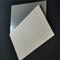 Organisateur de jeu en acier métal Peg Board étagère avec crochets noir blanc rouge outil de montage mural Pegboard
