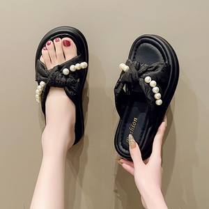 Tendances de la mode estivale : sandales à bout ouvert pour femmes, polyvalentes avec un design à lanières et une jupe résistante. - Product Image 3