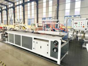 Ligne de production d'extrusion de cornières en PVC de bonne qualité pour la fabrication de cornières en stuc, de plâtre mural, de cloisons sèches, de carreaux de céramique, de rainures pour les bords - Product Image 3