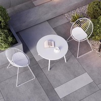 Table et chaise modernes en fer et bois, durables, imperméables et résistantes au soleil, pour jardin, salon ou extérieur.