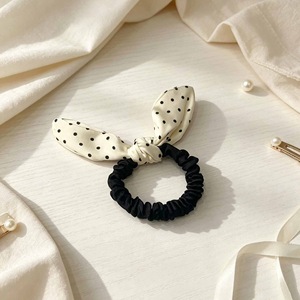 Élastique à cheveux à pois noirs et blancs pour femmes, élastique à cheveux haut de gamme pour queues de cheval basses et chignons. - Product Image 4