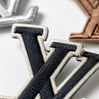 Applique brodée exclusive, superbe et sophistiquée, avec logo monogramme V entrelacé, pour patchs de créateurs de vêtements