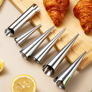 <span class=keywords><strong>Cuisine</strong></span> Acier Inoxydable Crème <span class=keywords><strong>Corne</strong></span> Pâtisserie Rouleau Gâteau Moule Spirale Cuit Croissants Tubes Cookie Dessert Outil - Product Image 1
