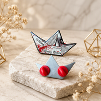 Broches de revers personnalisées en émail rigide en forme de bateau avec attache papillon, impression sérigraphique artisanale, design sur mesure