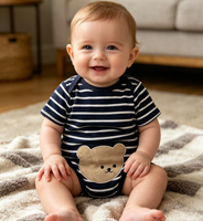 Combinaison bébé nouveau-né à manches courtes, motif triangle, adorable tenue d'été rayée avec ours, fermeture boutonnée discrète pour garçons