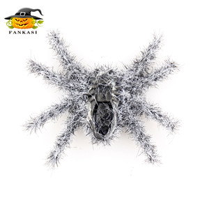Décoration d'araignées floquées FANKASI, 6 pièces, accessoires de fête d'Halloween, araignées douces et réalistes pour la décoration de maison hantée, bar, KTV - Product Image 4