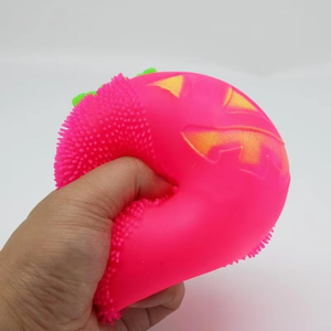 Nouveau Jouet Fantaisie Halloween Citrouille Diable Lumineuse Balle Moelleuse TPR à Pincer pour la Décompression et le Soulagement du Stress, Idéal pour les Fêtes d'Enfants - Product Image 3