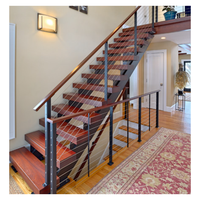Escalier élégant et luxueux à monopoteau, garde-corps en acier inoxydable, marches en chêne, traitement antidérapant pour escalier